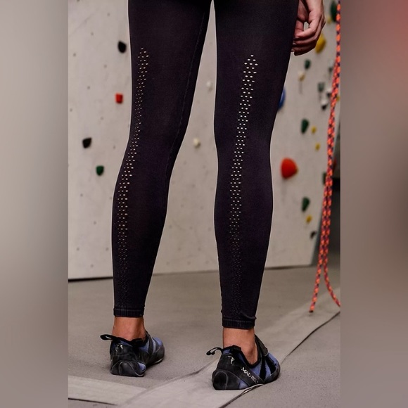 ✨NWOT Free People Movement Good Karma High Waist 7/8 Leggings Black Mineral Wash - Picture 9 of 10